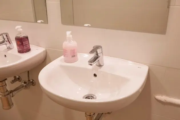 Ortak Ranzalı Oda, Karma Ranzalı Oda, Ortak Banyo (6 camas)