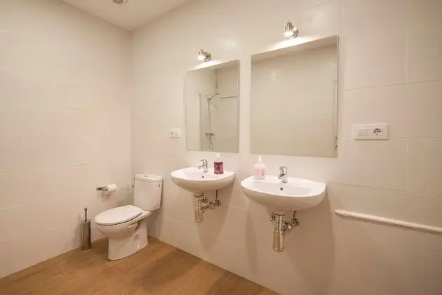 Ortak Ranzalı Oda, Karma Ranzalı Oda, Ortak Banyo (6 camas)