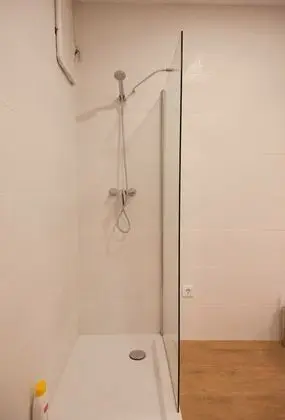 Ortak Ranzalı Oda, Karma Ranzalı Oda, Ortak Banyo (6 camas)