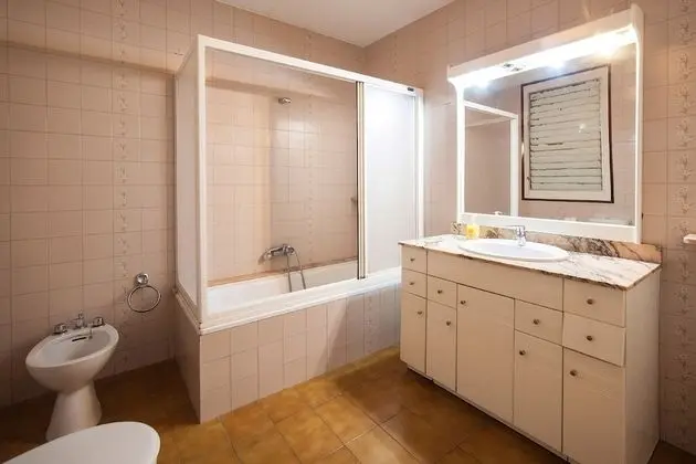Ortak Ranzalı Oda, Karma Ranzalı Oda, Ortak Banyo (6 camas)