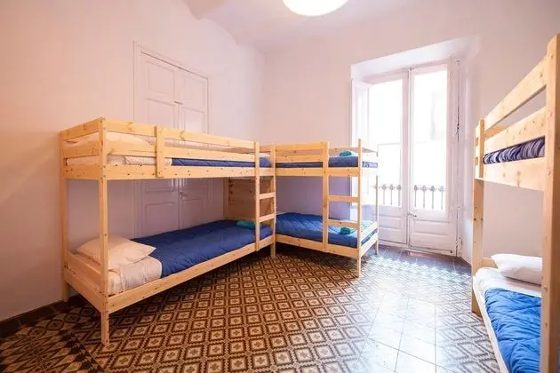 Ortak Ranzalı Oda, Sadece kadınlar için, Ortak Banyo (6 camas)