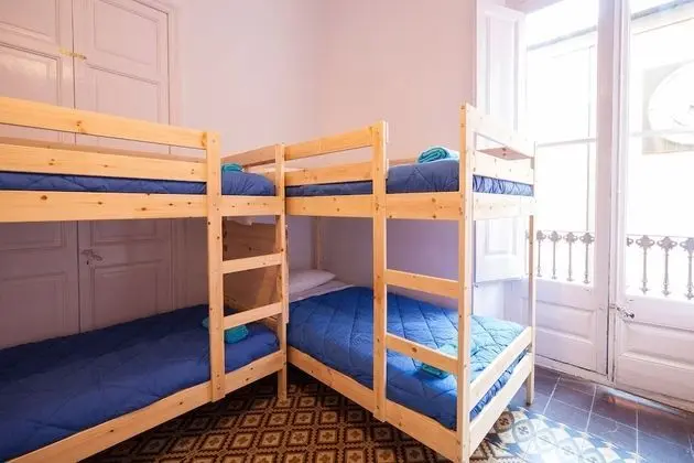 Ortak Ranzalı Oda, Sadece kadınlar için, Ortak Banyo (6 camas)