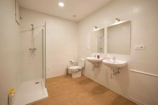 Ortak Ranzalı Oda, Sadece kadınlar için, Ortak Banyo (6 camas)