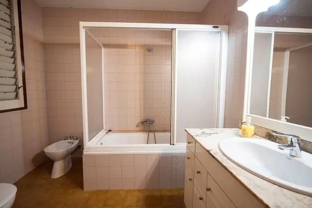 Ortak Ranzalı Oda, Sadece kadınlar için, Ortak Banyo (6 camas)