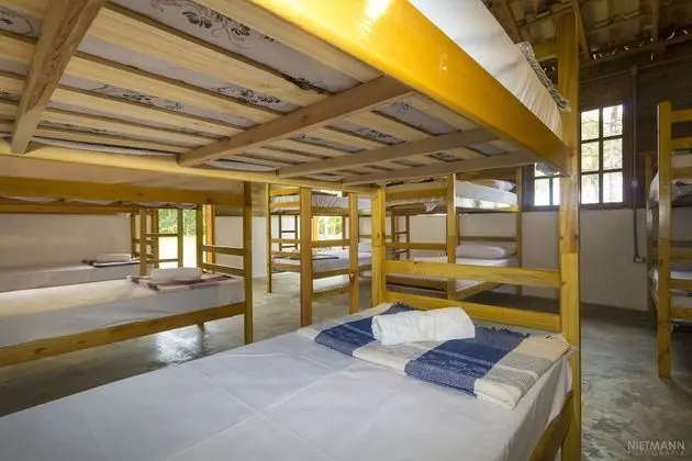 Cama em Dorm. compartilhado de 06 beliches ACD