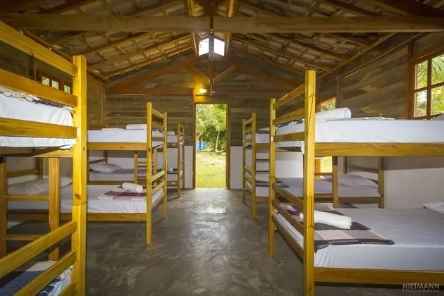 Cama em Dorm. compartilhado de 06 beliches ACD