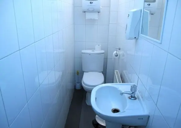 İki Ayrı Yataklı Oda, Ortak Banyo