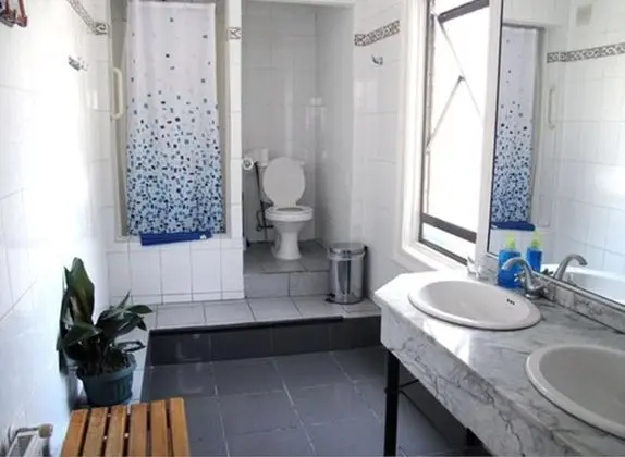 İki Ayrı Yataklı Oda, Ortak Banyo