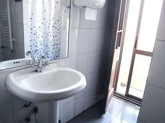 İki Ayrı Yataklı Oda, Ortak Banyo