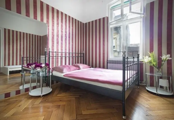 Tek Büyük Yataklı Oda, 1 Çift Kişilik Yatak, Ortak Banyo