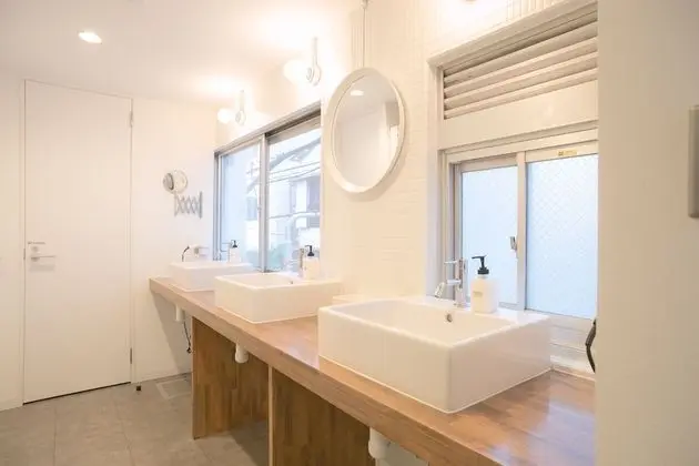 Dört Kişilik Oda, Sigara İçilmez, Ortak Banyo
