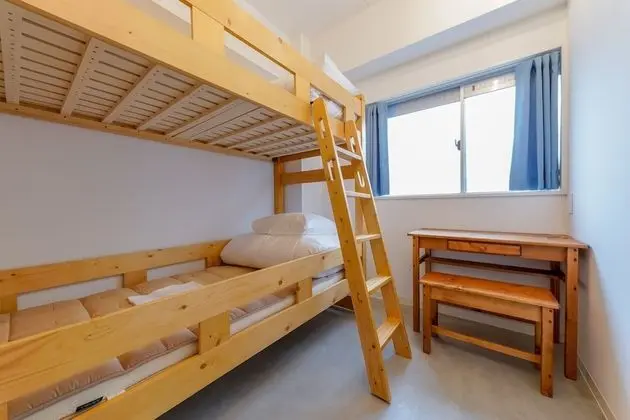 İki Ayrı Yataklı Oda, Ortak Banyo