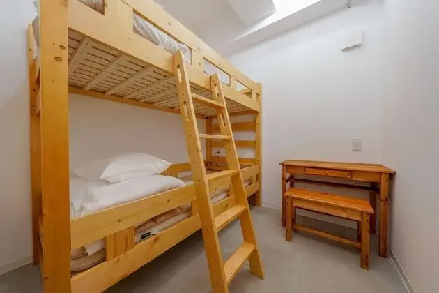 İki Ayrı Yataklı Oda, Ortak Banyo