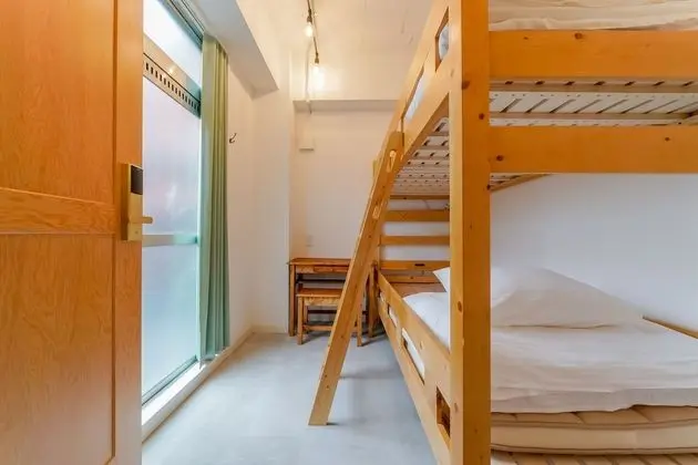 İki Ayrı Yataklı Oda, Ortak Banyo