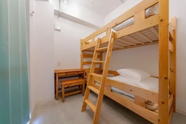 İki Ayrı Yataklı Oda, Ortak Banyo