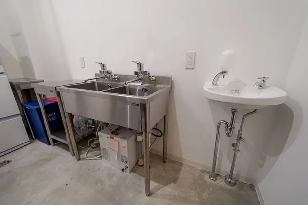 İki Ayrı Yataklı Oda, Ortak Banyo