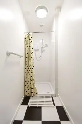 Tek Büyük Yataklı Oda, 1 Çift Kişilik Yatak, Ortak Banyo