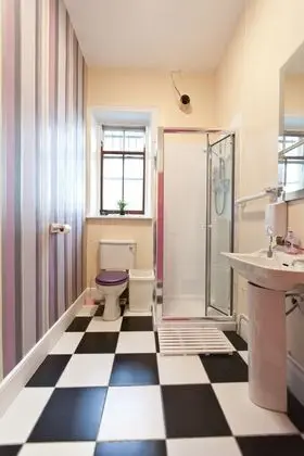 Tek Büyük Yataklı Oda, 1 Çift Kişilik Yatak, Ortak Banyo