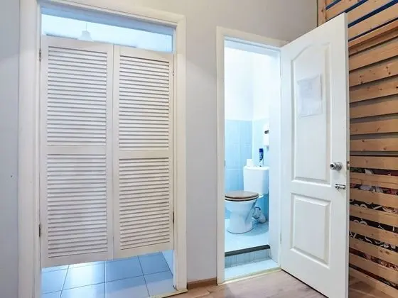 İki Ayrı Yataklı Oda, Ortak Banyo