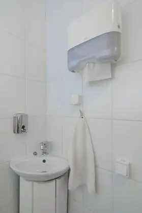 İki Ayrı Yataklı Oda, Ortak Banyo