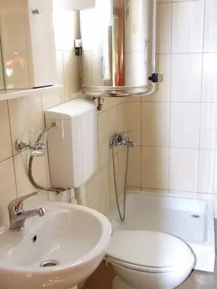 Tek Büyük veya İki Ayrı Yataklı Oda, Ortak Banyo