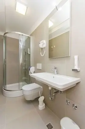 Bed in 4-Bed Dormitory Room with Private Bathroom