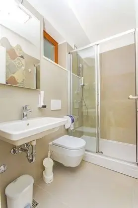 Bed in 4-Bed Dormitory Room with Private Bathroom