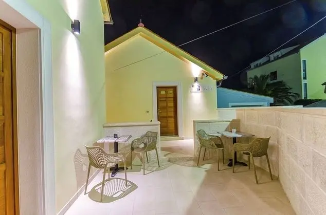 Bed in 4-Bed Dormitory Room with Shared Bathroom