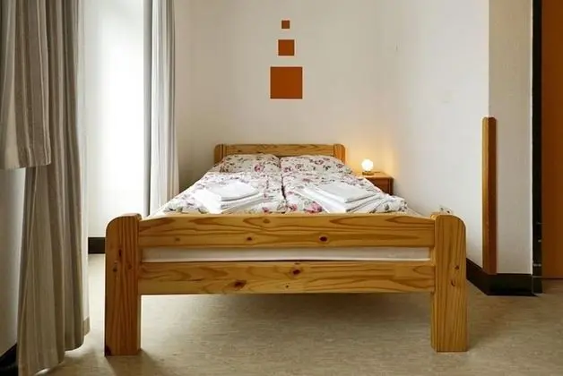 İki Ayrı Yataklı Oda, Ortak Banyo