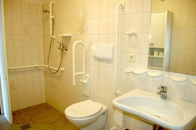 İki Ayrı Yataklı Oda, Ortak Banyo