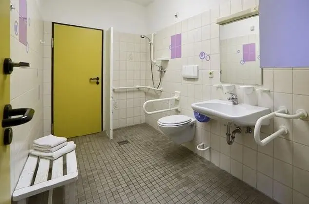 İki Ayrı Yataklı Oda, Ortak Banyo