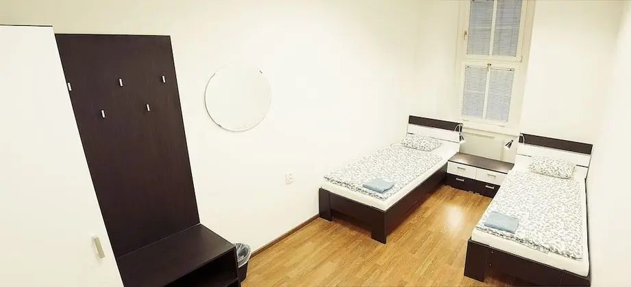 İki Ayrı Yataklı Oda, Ortak Banyo