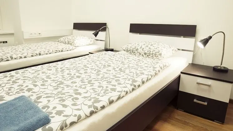 İki Ayrı Yataklı Oda, Ortak Banyo
