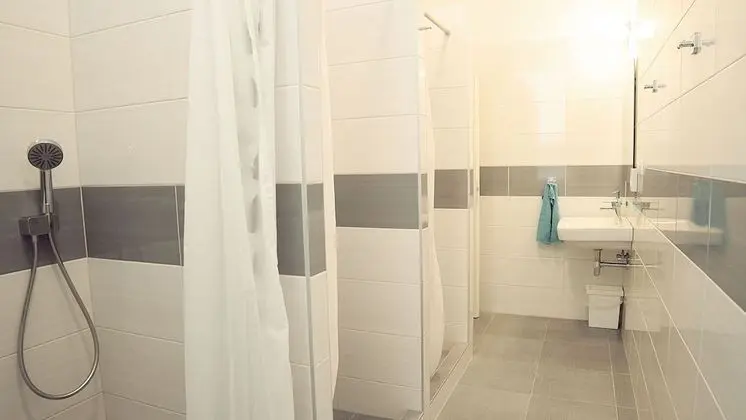 Tek Büyük Yataklı Oda, Ortak Banyo