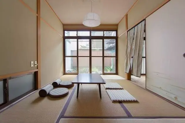 Üç Kişilik Oda, Ortak Banyo (10m2)