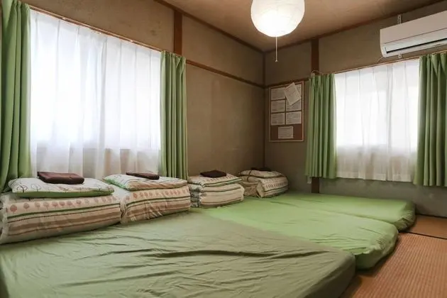 Üç Kişilik Oda, Ortak Banyo (10m2)