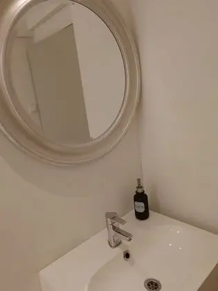 İki Ayrı Yataklı Oda, Ortak Banyo