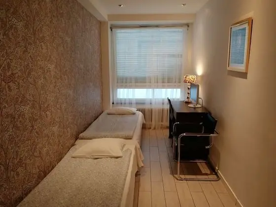 İki Ayrı Yataklı Oda, Ortak Banyo