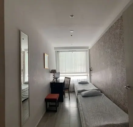 İki Ayrı Yataklı Oda, Ortak Banyo