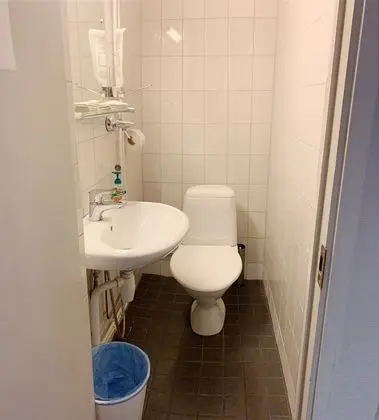 Üç Kişilik Oda, Ortak Banyo
