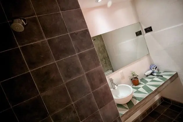 Dört Kişilik Oda, Ortak Banyo