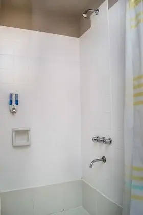 İki Ayrı Yataklı Oda, Ortak Banyo