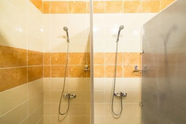 Tek Büyük Yataklı Oda, Ortak Banyo