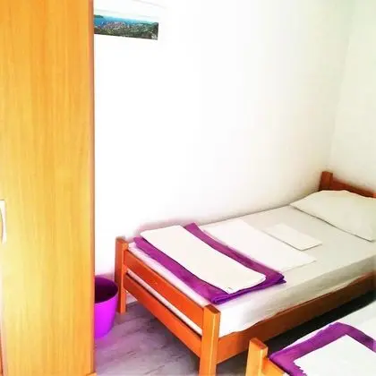 İki Ayrı Yataklı Oda, Ortak Banyo