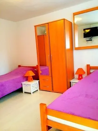 İki Ayrı Yataklı Oda, Ortak Banyo