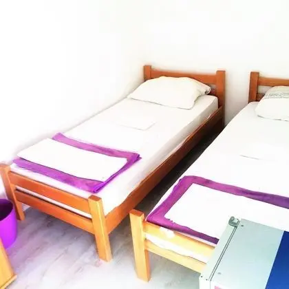 İki Ayrı Yataklı Oda, Ortak Banyo