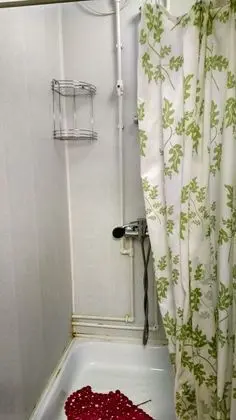 İki Ayrı Yataklı Oda, Ortak Banyo