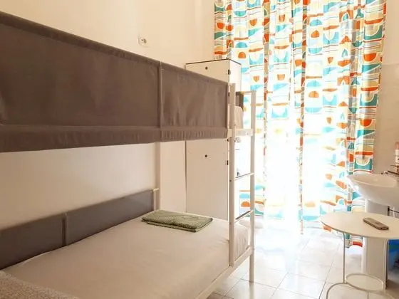 İki Ayrı Yataklı Oda, Ortak Banyo