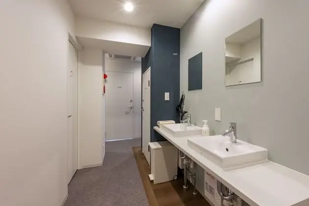 Ortak Ranzalı Oda, Sadece erkekler için, Ortak Banyo