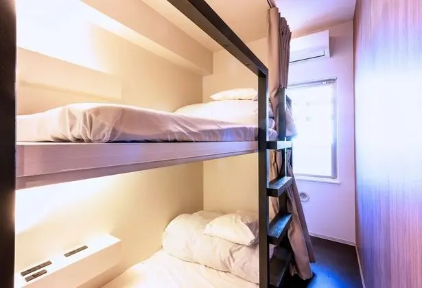 Ortak Ranzalı Oda, Sadece erkekler için, Ortak Banyo